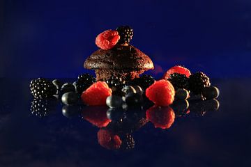 Brownie with red fruit