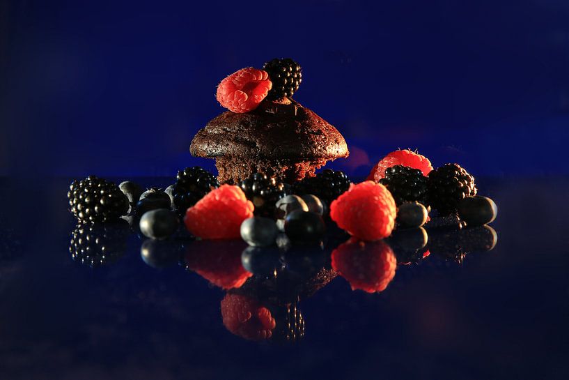 Brownie with red fruit by Diana van Geel