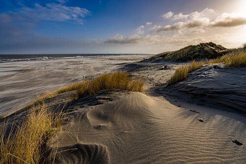 Strand von Ameland kurz nach Sonnenaufgang mit schönen weichen goldenen Licht