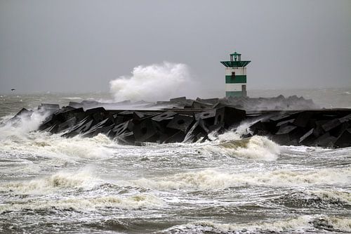 Storm bij golfbreker Scheveningen
