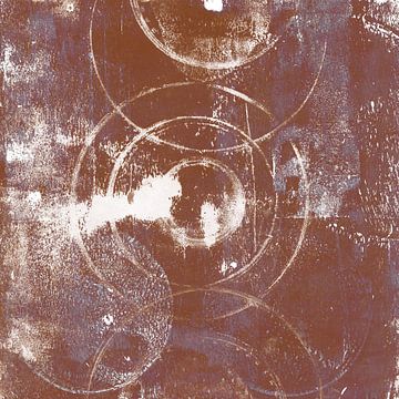 Moderne abstracte kunst. Organische vormen in roestbruin, grijs en wit. van Dina Dankers
