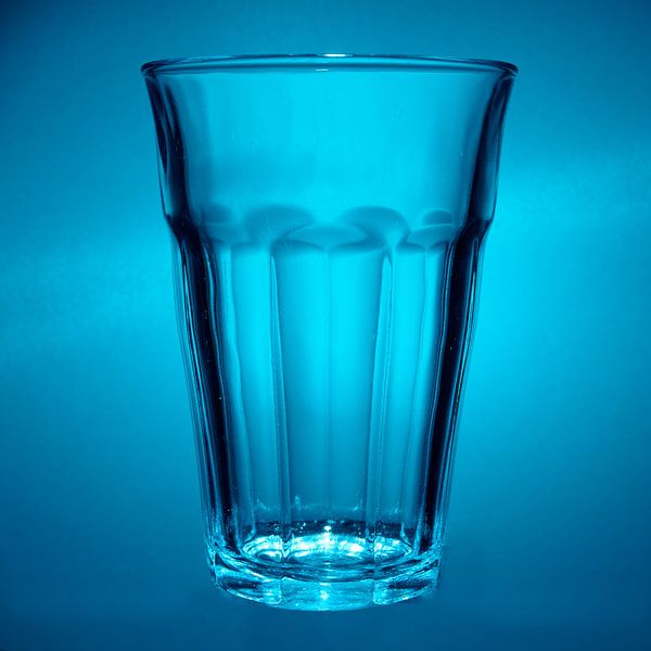Verre clair dans la lumière bleue par Etienne Rijsdijk