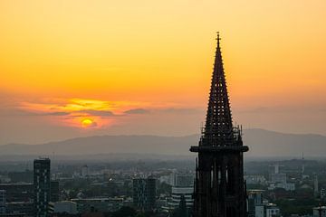 Duitsland, Minster van Freiburg im Breisgau onder oranje gloeiende hemel van adventure-photos