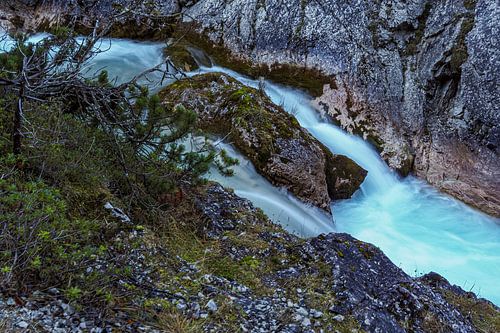 De Gleiersch Klamm in de winter met sneeuw, ijs en hangende ijspegels.