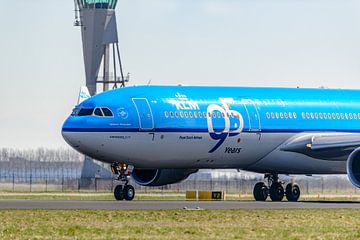 Vertrek KLM Airbus A330-300 passagiersvliegtuig. van Jaap van den Berg