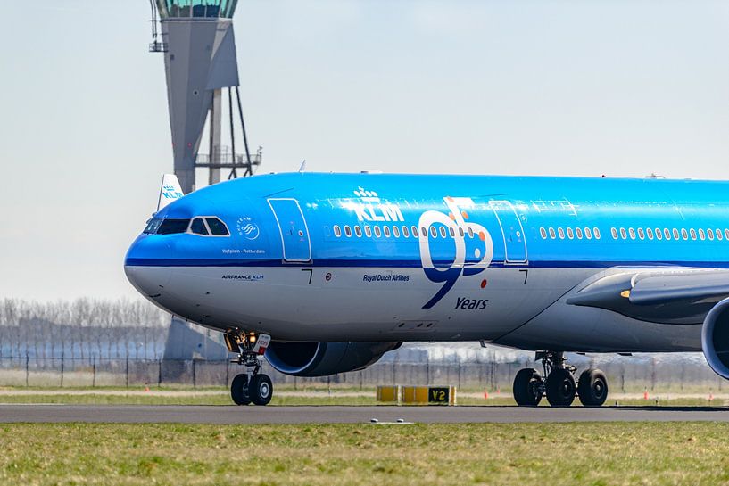 Abfliegendes Passagierflugzeug vom Typ Airbus A330-300 der KLM. von Jaap van den Berg