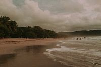 Costa Ricas nebliger, verträumter Strand, zerklüftet