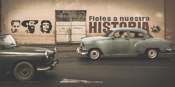 Mauer Che Guevara mit Oldtimern Havanna Kuba