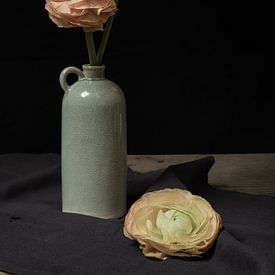Ranunculus dans un vase | beaux-arts photographie couleur nature morte | impression art mural sur Nicole Colijn