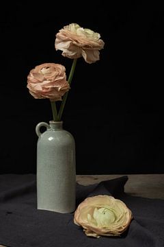 Ranonkels in vaas | fine art stilleven fotografie in kleur | print muur kunst van Nicole Colijn