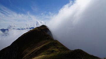 Nebelwolken auf dem Gipfel der Jochelspitze in Österreich mit blauem Himmel Naturpanorama von adventure-photos