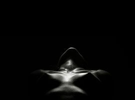 Brüste wie Hügel mit Schatten von Atelier Liesjes