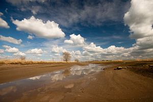Schöne Wolken über dem Fluss De Lek