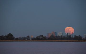 Maan opkomst met Groninger Skyline van Luuk Van Der Naalt
