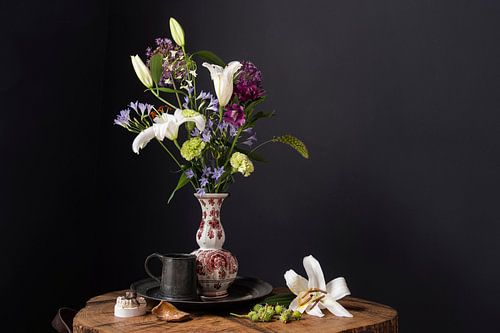 17th century bouquet with snail by Affect Fotografie