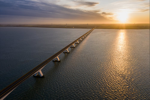 De Zeelandbrug recht het avondlicht in