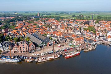 Luchtfoto van het historische stadje Monnickendam in Nederland van Eye on You