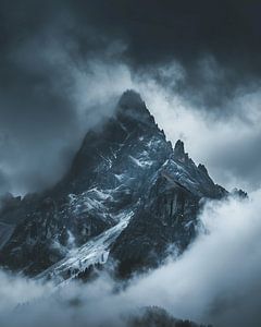 Berg im dramatischen Wolkenkleid