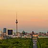 Le centre-ville de Berlin au lever du soleil - Skyline avec la tour de télévision et la porte de Brandebourg sur Frank Herrmann