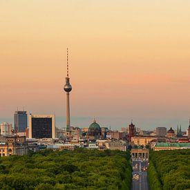 Berlijn bij zonsopgang - skyline met Fernseturm en Brandenburger Tor van Frank Herrmann