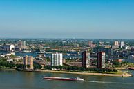 Stad Rotterdam met de haven en de rivier. van Brian Morgan thumbnail
