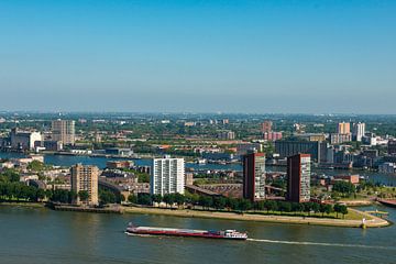 Stad Rotterdam met de haven en de rivier. van Brian Morgan
