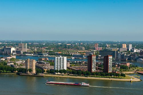 Stad Rotterdam met de haven en de rivier.