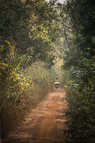 L'homme au scooter local en Afrique de l'Ouest
