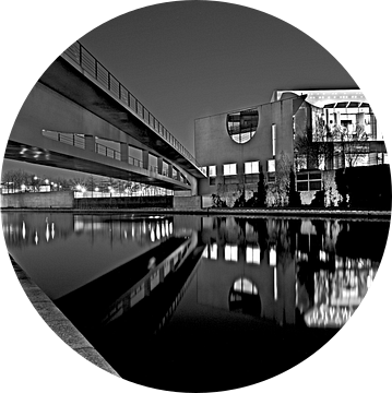 Nachtelijke, mysterieuze stilte op de Spree in Berlijn