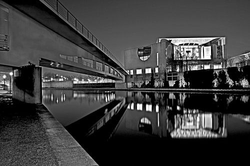 Nachtelijke, mysterieuze stilte op de Spree in Berlijn