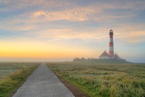 Leuchtturm Westerheversand im Morgennebel von Michael Valjak
