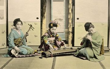 Japanse meisjes die fluit spelen, 'koto' en samisen, c.1880 (handgekleurde albumen print op kaart) van Bridgeman Images