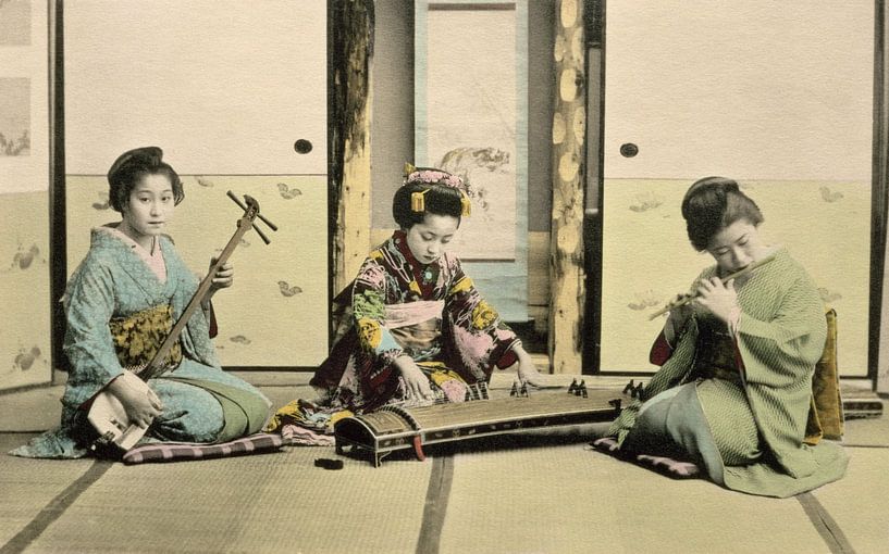 Japanse meisjes die fluit spelen, 'koto' en samisen, c.1880 (handgekleurde albumen print op kaart) van Bridgeman Images