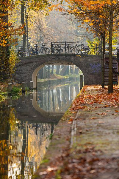 Die Magdalena-Brücke über die Nieuwegracht in Utrecht im Herbstlicht. von André Blom Fotografie Utrecht