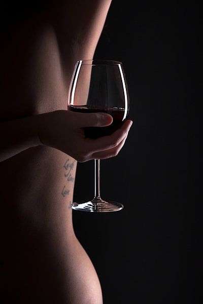 Woman body lines with a glas of wine van Leo van Valkenburg