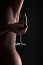 Frau Körper Linien mit einem Glas Wein von Leo van Valkenburg Miniaturansicht