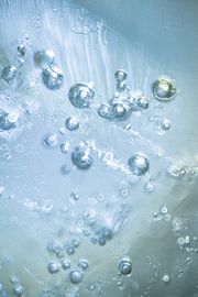 Light blue bubbles in Ice | Photography by Nanda Bussers
