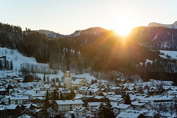 Winteruitzicht van Oberstaufen bij zonsopgang van Leo Schindzielorz
