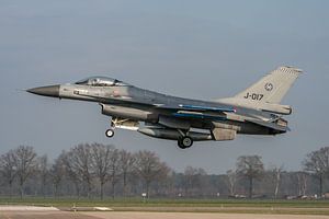 Touch & Go !  Sur la base aérienne de Volkel, ce F-16 néerlandais (J-017) de l'escadron 312