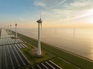 Windturbines en zonnepanelen aan de oever van een meer van Sjoerd van der Wal Fotografie