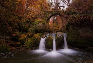 Waterval in de herfst in het Mullerthal van Paul Begijn
