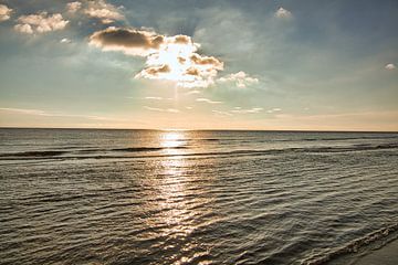 Op het strand van Blåvand bij zonsondergang aan zee van Martin Köbsch