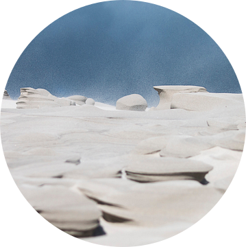 Storm maakt zandsculptuur in de duinen van Ameland van Bas Ronteltap