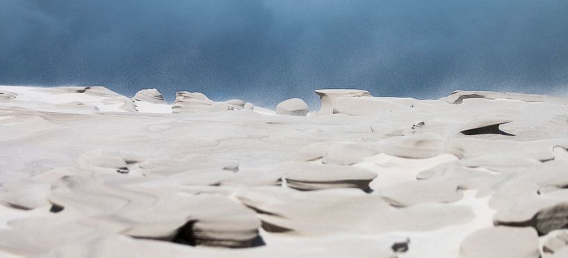 Storm maakt zandsculptuur in de duinen van Ameland by Bas Ronteltap