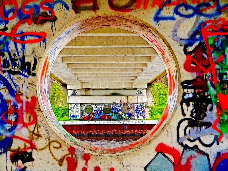 Unter der Brücke (Grafitti) von Caroline Lichthart