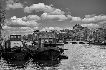 Zicht op de Magere brug in Amsterdam van Peter Bartelings