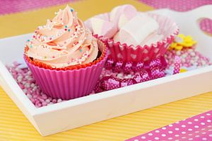 Roze cupcake met spekjes ernaast van Patricia Verbruggen