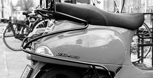 vespa in zwart wit