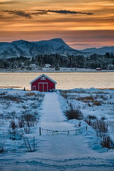 Zonsondergang bij vuurtoren met oude boot op Vigra, Ålesund, Noorwegen