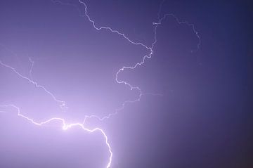 Meerdere blikseminslagen tijdens een zware onweersbui van Sjoerd van der Wal